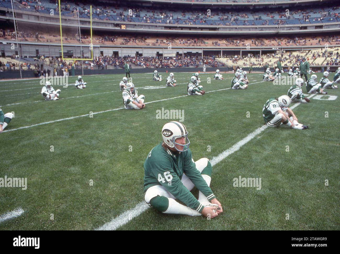 Una foto del 1978 dei New York Jets che si allungano e si riscaldano prima di una partita di football NFL allo Shea Stadium di Flushing, Queens, New York. Il giocatore in primo piano è la sicurezza, Ken Schroy. Foto Stock