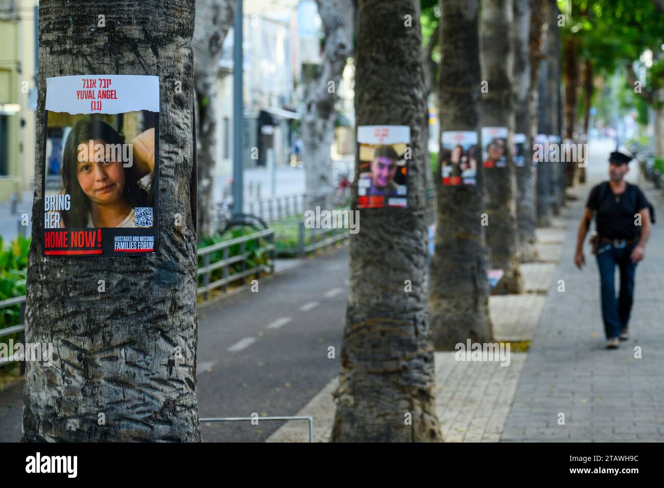 Poster con ritratti di civili israeliani rapiti sono appesi agli alberi in Jerusalem Boulevard, Jaffa, Tel Aviv, Israele a sostegno di uomini donne e bambini tenuti in ostaggio da Hamas a Gaza dal 7 ottobre 2023 Foto Stock