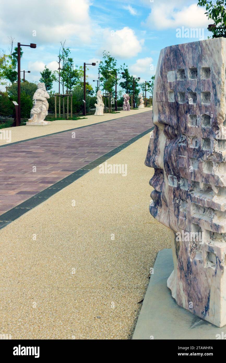 Scena Bayssan.. Allee des Statues creata durante il Simposio Internazionale di scultura sul marmo di Heraultais. Beziers, Occitanie, Francia Foto Stock