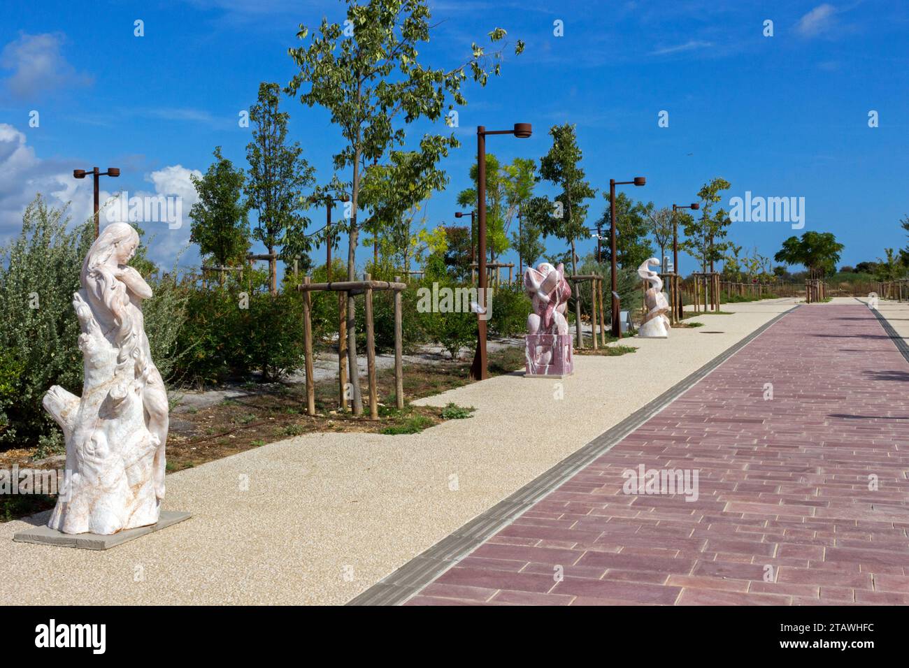 Scena Bayssan.. Allee des Statues creata durante il Simposio Internazionale di scultura sul marmo di Heraultais. Beziers, Occitanie, Francia Foto Stock