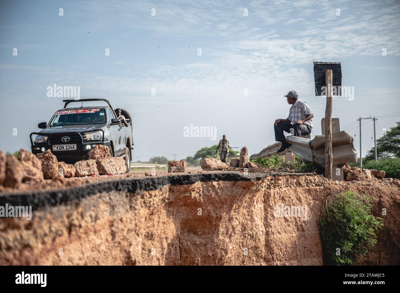 (231203) -- MADOGO, 3 dicembre 2023 (Xinhua) -- questa foto scattata il 1 dicembre 2023 mostra una sezione di una strada che è crollata a causa di inondazioni improvvise alla Bangali-Garissa Road vicino a Garissa, Kenya. Nell'area di Mororo al confine tra le contee di Garissa e Tana River, Kenya orientale, i residenti stanno subendo le conseguenze di gravi inondazioni causate dalle recenti forti piogge. Le persistenti piogge, attribuite al fenomeno El Nino, hanno portato a gravi inondazioni nel Corno d'Africa, compreso il Kenya, dopo la peggiore siccità degli ultimi 40 anni. Secondo il governo keniota, il bilancio delle vittime dell'alluvione Foto Stock