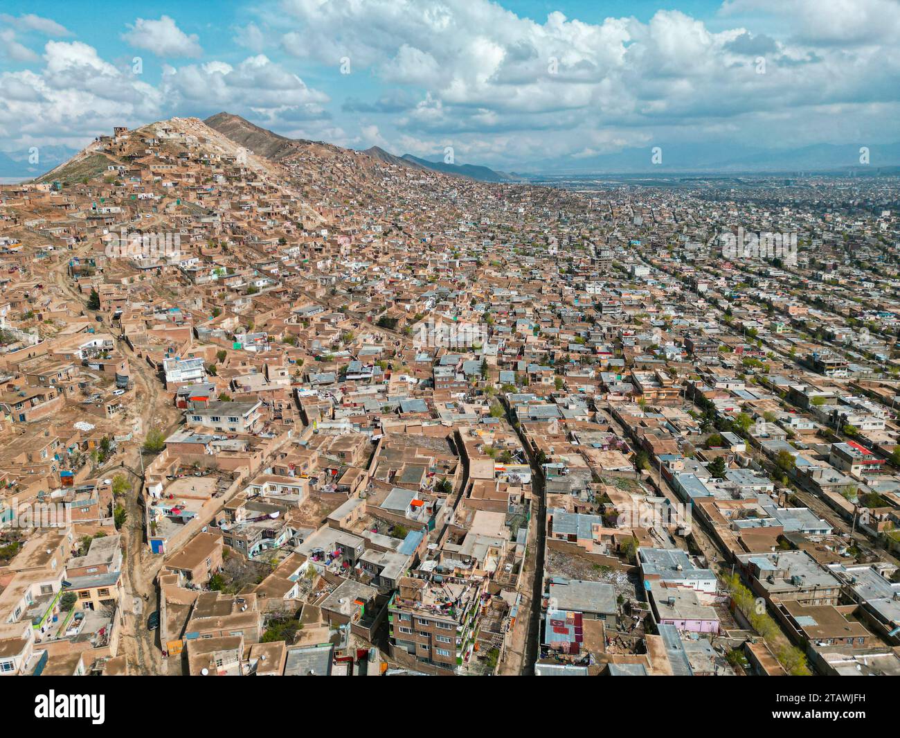 Vista aerea della città di Kabul, con gli edifici della città di Kabul e un edificio sulla cima di una collina. Foto Stock