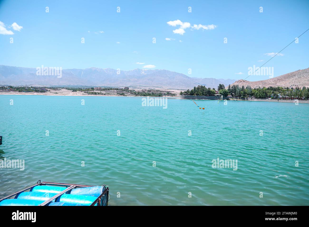 Splendida vista panoramica di un lago, delle navi e del cielo blu. Foto Stock