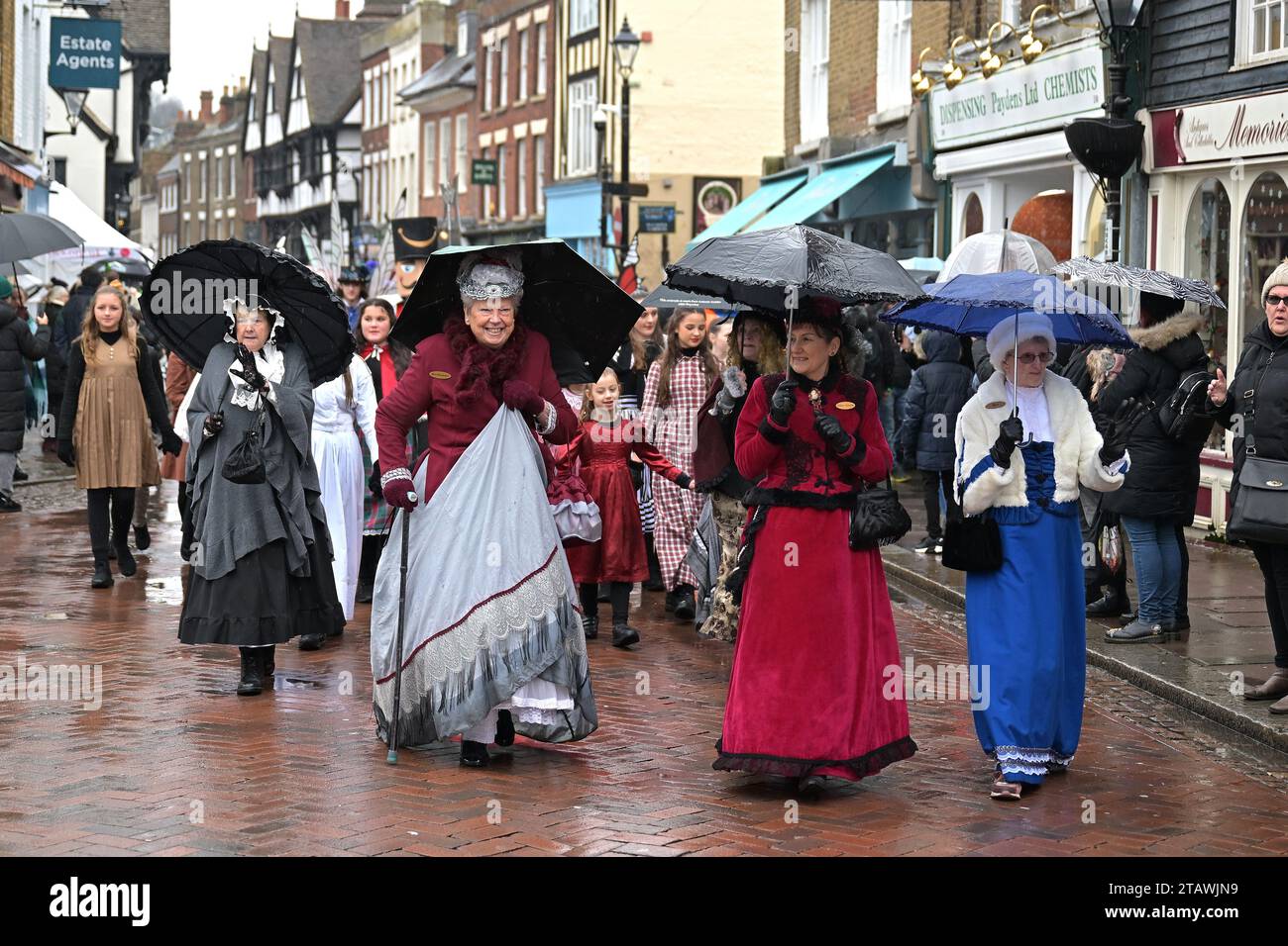 Rochester Kent, Regno Unito. 3 dicembre 2023. Il festival natalizio di Dickensian torna a Rochester per il suo annuale festival natalizio. Il festival includeva la processione dei sette poveri viaggiatori e la Grand Parade a lume di candela. Il festival si tiene a Rochester dal 1988 per celebrare il periodo in cui Charles Dickens visse nella città del Kent dal 1817 al 1822 Credit: MARTIN DALTON/Alamy Live News Foto Stock