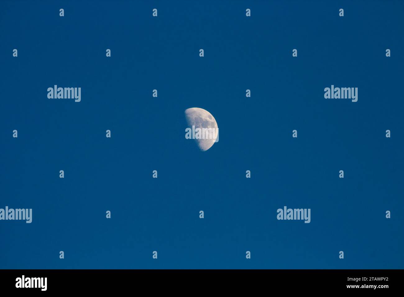 Mezza luna nel cielo blu. Foto Stock