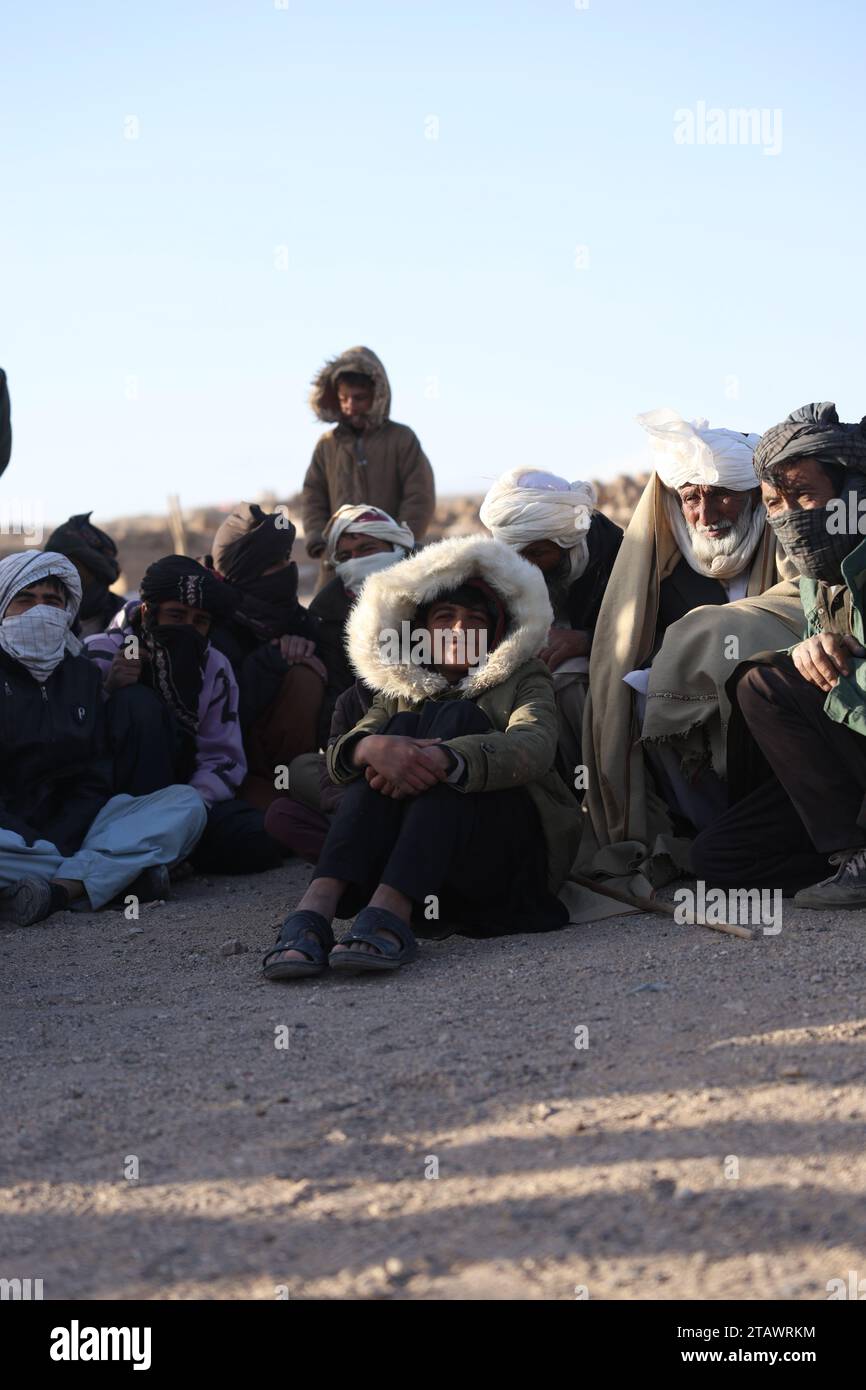 Persone bisognose, rifugiati e individui afghani che necessitano di assistenza. Foto Stock