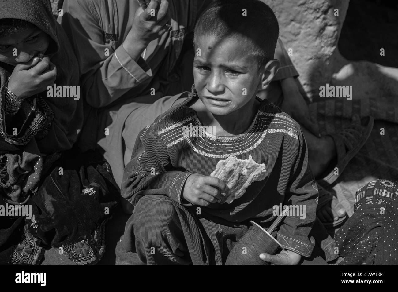 Un rifugiato afghano senzatetto bisognoso di assistenza | rifugiato afghano bisognoso in una situazione difficile | rifugiato afghano bisognoso in cerca di aiuto. Foto Stock