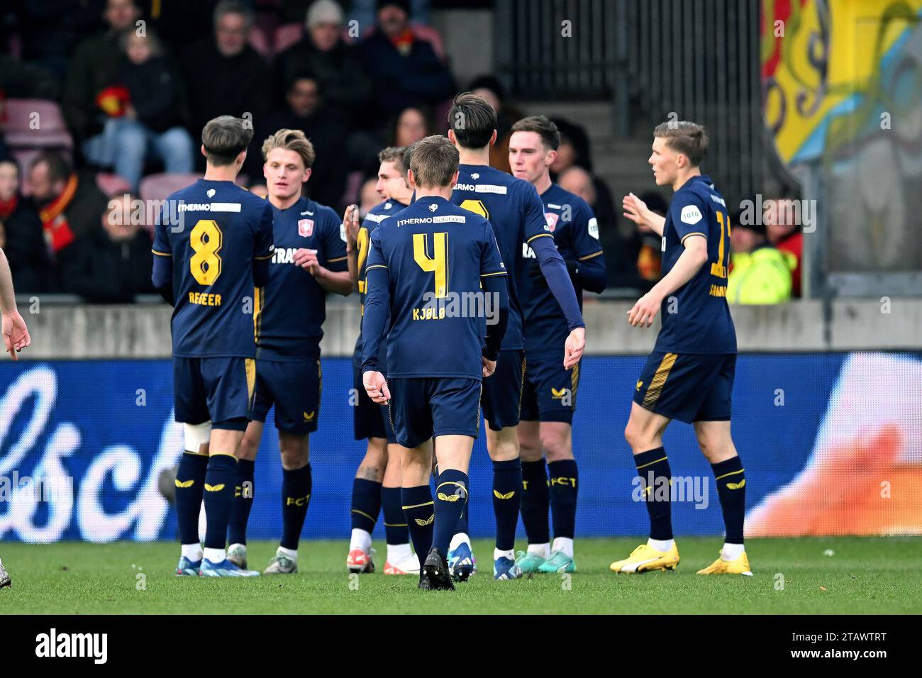 DEVENTER - Sem Steijn dell'FC Twente celebra il 0-2 durante l'incontro olandese Eredivisie tra Go Ahead Eagles e FC Twente a De Adelaarshorst il 3 dicembre 2023 a Deventer, nei Paesi Bassi. ANP GERRIT VAN KEULEN paesi bassi fuori - belgio fuori Foto Stock