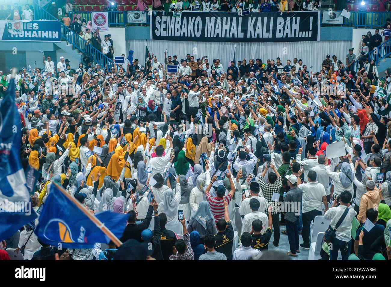 Indonesia. 3 dicembre 2023. Il candidato presidenziale indonesiano numero 1, Anies Baswedan, è stato avvistato una campagna a Medan, Sumatra settentrionale, Indonesia il 3 dicembre 2023. Durante la sua campagna, la coppia di candidati presidenziali e vice presidenziali, Anis Baswedan e Muhaimin Iskandar (Amin) hanno sottolineato che il punto "prosperità e giustizia" per tutti gli indonesiani, contenuto in Pancasila, dovrebbe servire assolutamente da fondamento dello Stato. Foto di Sutanta Aditya/ABACAPRESS.COM credito: Abaca Press/Alamy Live News Foto Stock