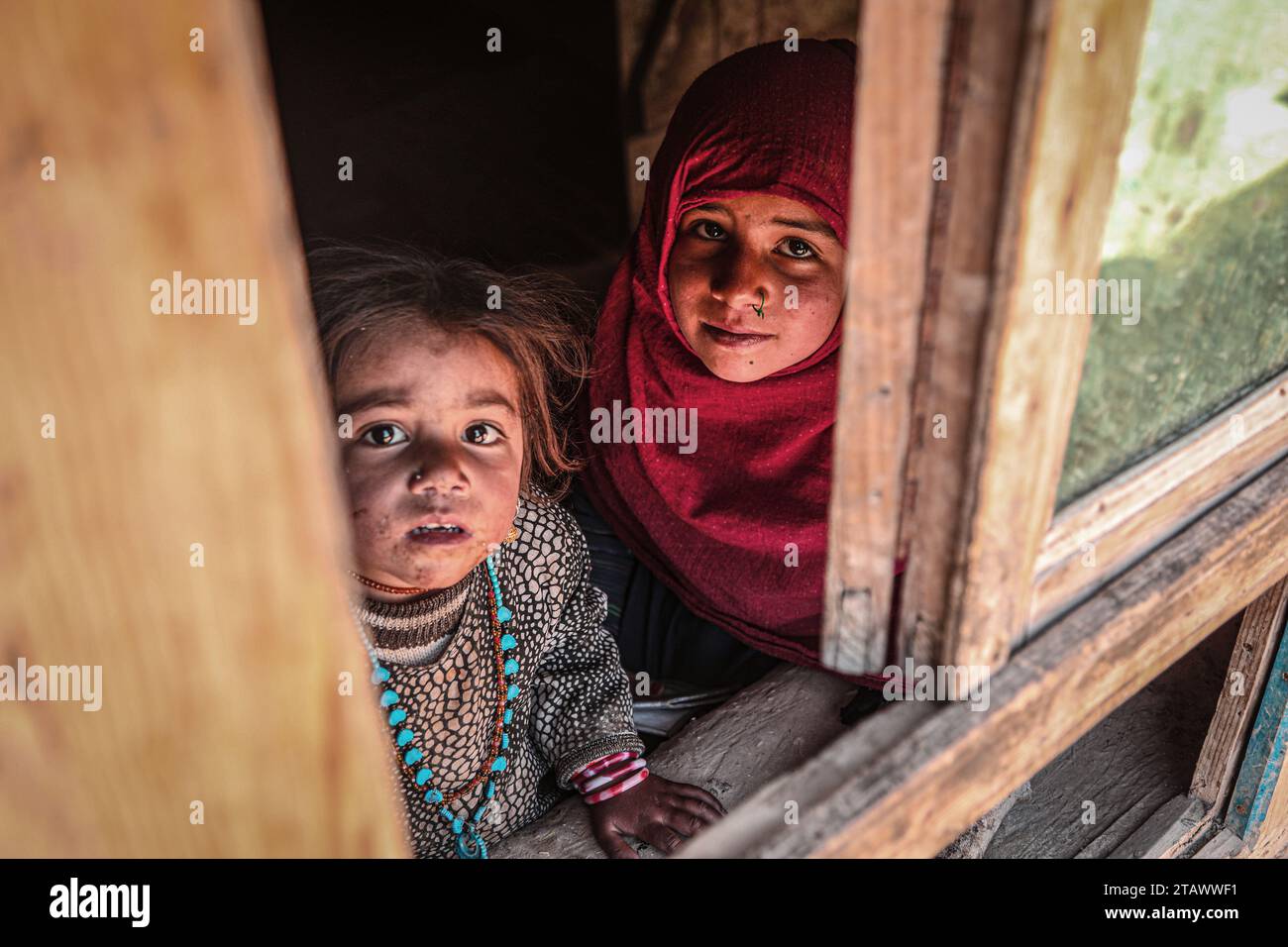 Bambini rifugiati bisognosi in una situazione terribile che cercano assistenza | bambini rifugiati bisognosi, in cerca di aiuto in una situazione difficile. Foto Stock