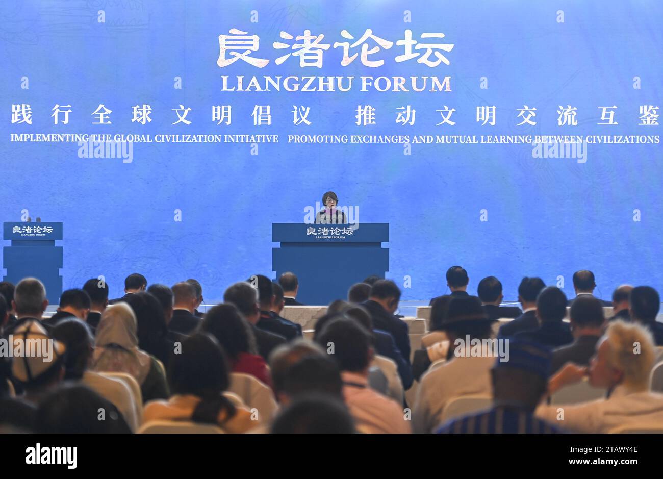 Hangzhou, provincia cinese di Zhejiang. 3 dicembre 2023. Tan Huism, direttore esecutivo della Biblioteca Nazionale del Qatar, parla durante il Forum Liangzhu a Hangzhou, nella provincia dello Zhejiang della Cina orientale, 3 dicembre 2023. Con il tema "implementazione dell'iniziativa di civiltà globale, promozione degli scambi e dell'apprendimento reciproco tra le civiltà", il primo Forum di Liangzhu ha aperto domenica a Hangzhou. Crediti: Huang Zongzhi/Xinhua/Alamy Live News Foto Stock