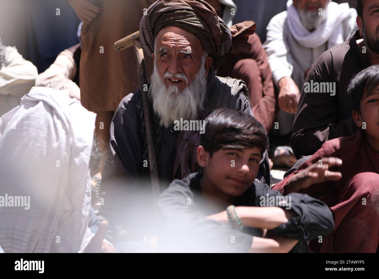 Un uomo anziano senzatetto con la barba che ha bisogno di aiuto. Kabul Afghanistan dicembre 2023 Foto Stock