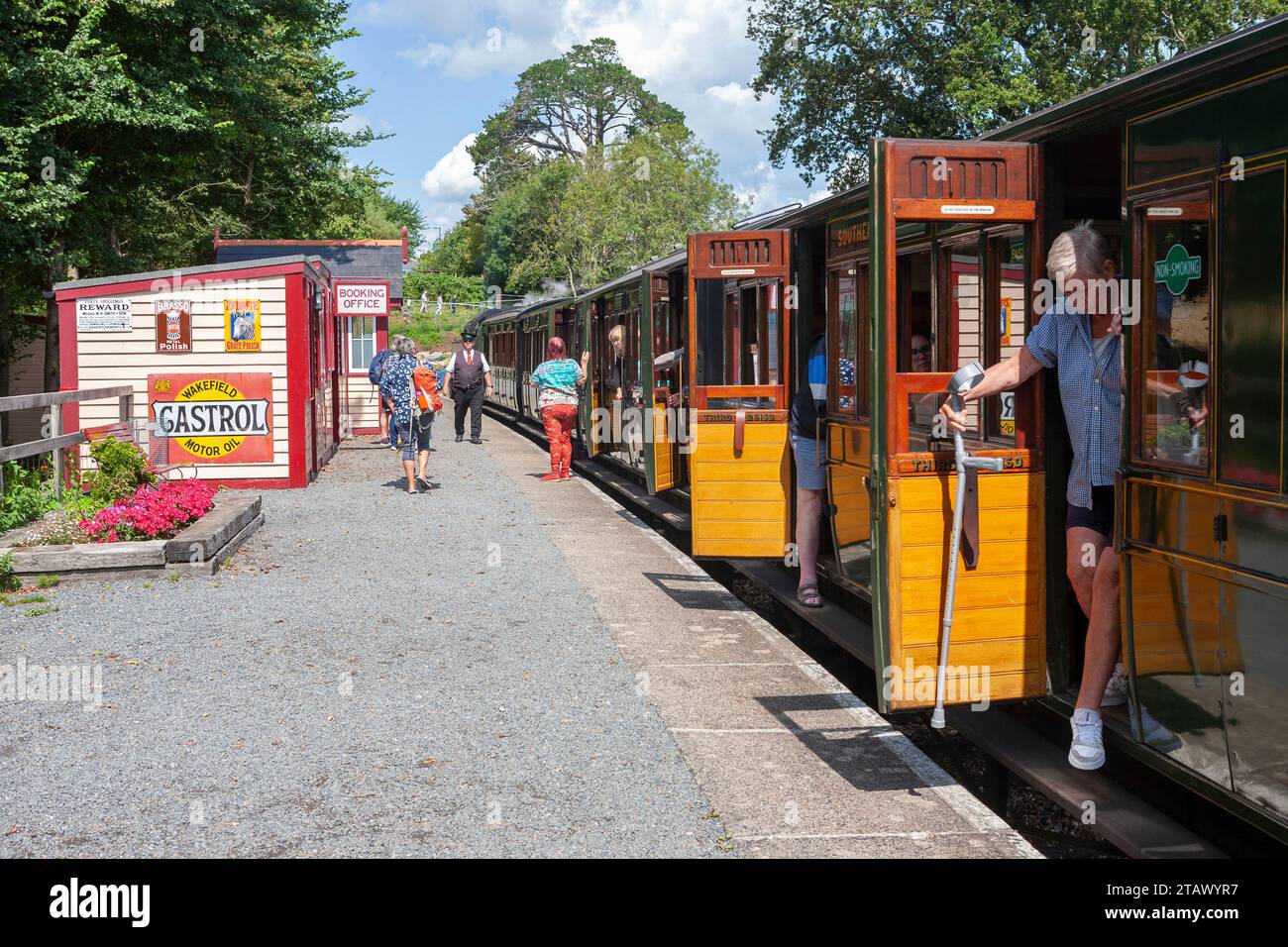 Passeggeri che scendono da un treno a vapore alla stazione di Wootton sulla Isle of Wight Steam Railway, Isola di Wight, Inghilterra, Regno Unito Foto Stock
