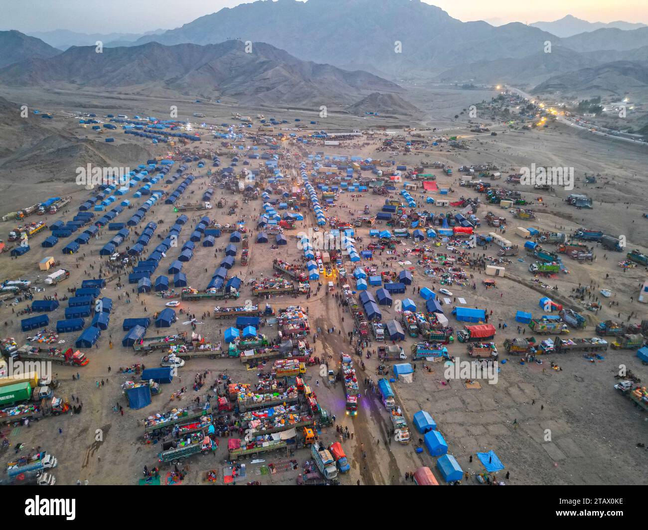 Rifugiati afghani costretti a lasciare il Pakistan: Una visione droni di un campo profughi con migliaia di persone impoverite. Foto Stock