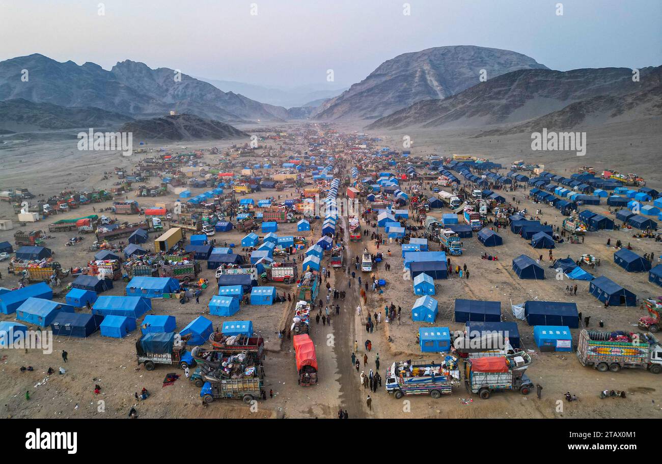 Rifugiati afghani costretti a lasciare il Pakistan: Una visione droni di un campo profughi con migliaia di persone impoverite. Foto Stock