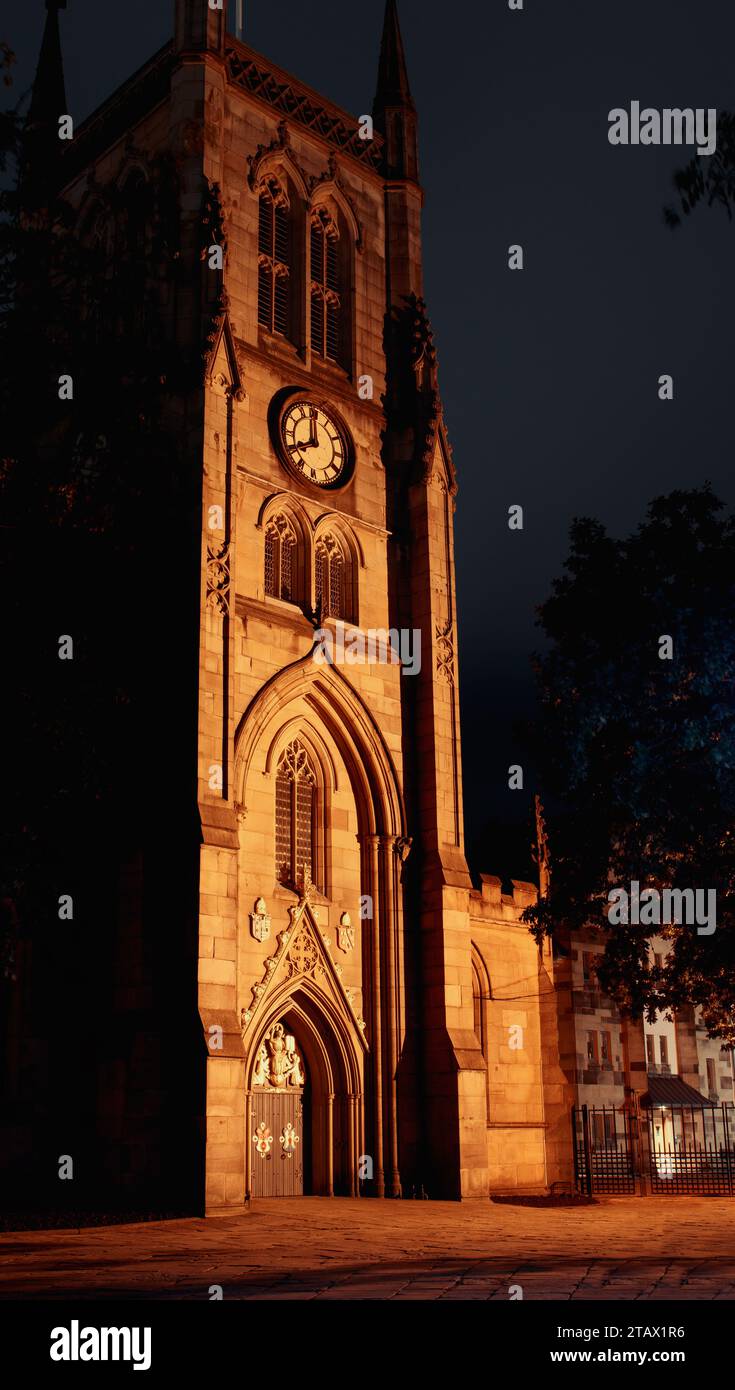 La torre dell'orologio della cattedrale di Blackburn raffigurata di notte Foto Stock