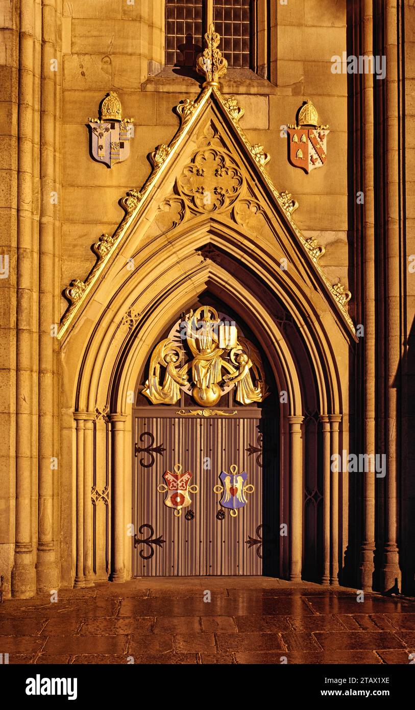 La porta e l'architettura ornamentale circostante della cattedrale di Blackburn, raffigurata di notte Foto Stock