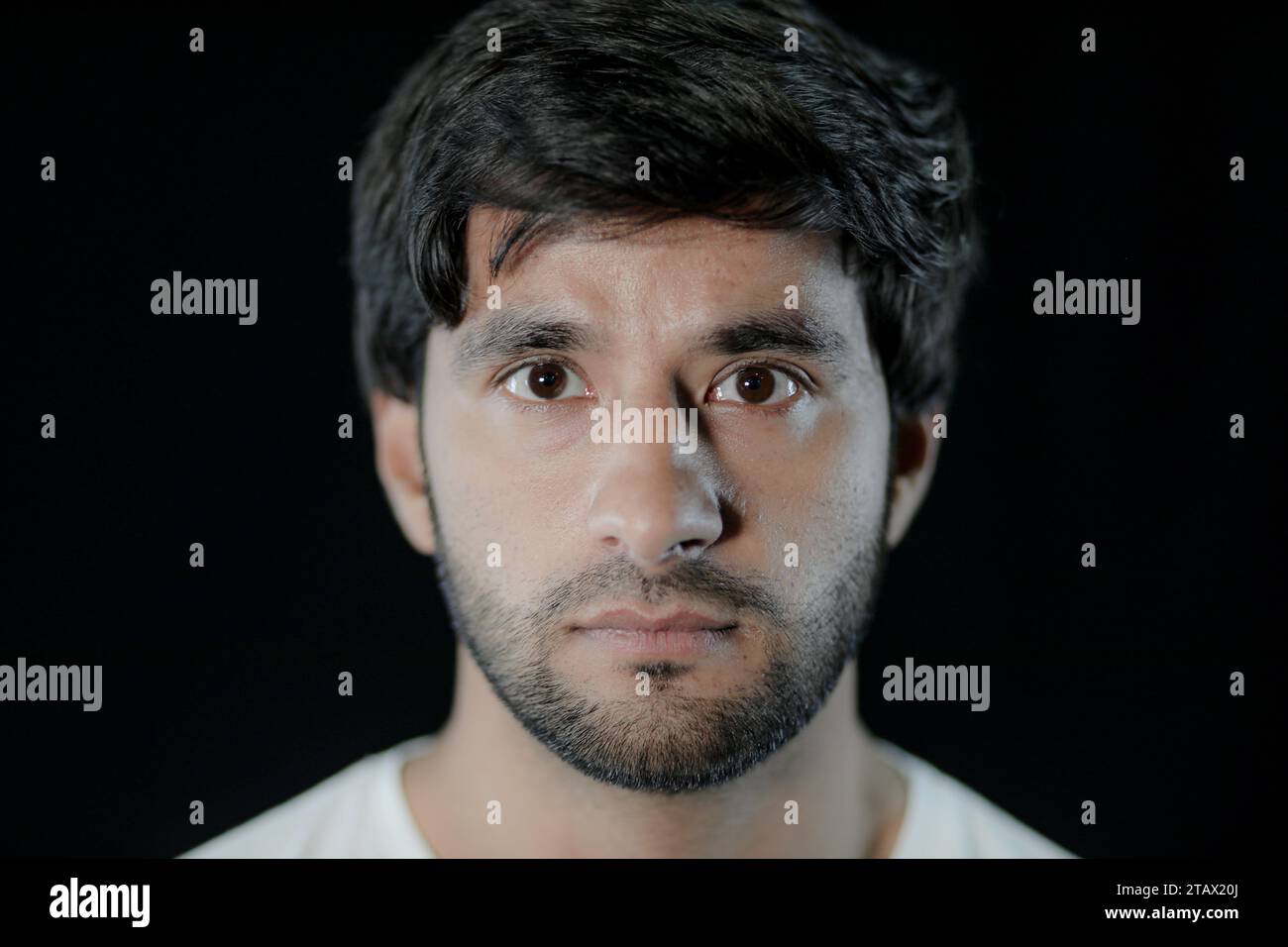 Uomo spaventato su sfondo oscuro, Ritratto di un giovane uomo spaventato | uomo terrorizzato Foto Stock