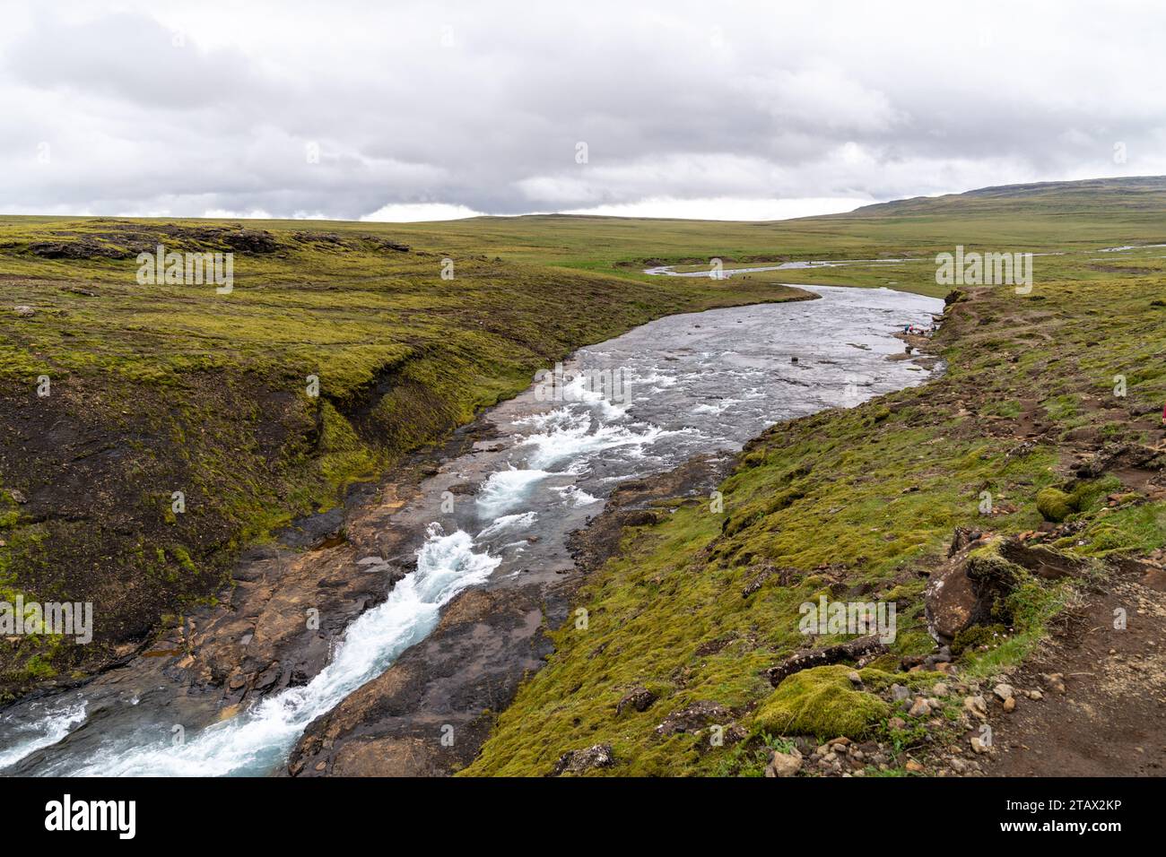 Il fiume Botnsa prima di raggiungere la cascata di Glymur in Islanda. Gli escursionisti devono attraversare il fiume per continuare l'escursione Foto Stock