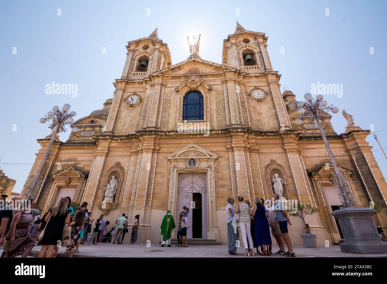 Zurrieq, Malta - 18 giugno 2023: Facciata della chiesa parrocchiale di San Caterina nel villaggio di Zurrieq con i fedeli dopo la messa Foto Stock