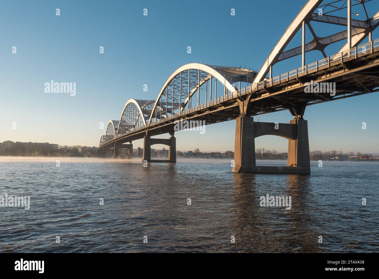 Il Centennial Bridge attraversa il fiume Mississippi da Davenport in Iowa a Moline in Illinois Foto Stock