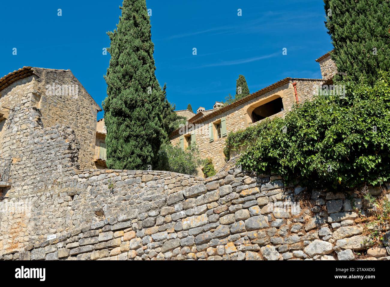 le Village de la Roque sur Cèze et la Cascade du sautadet dans le Gard par un beau matin ensoleillé du mois d’août Foto Stock