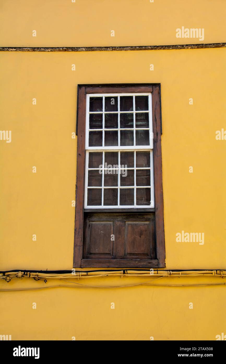 Vecchia finestra su una casa sull'isola di Gran Canaria in Spagna Foto Stock