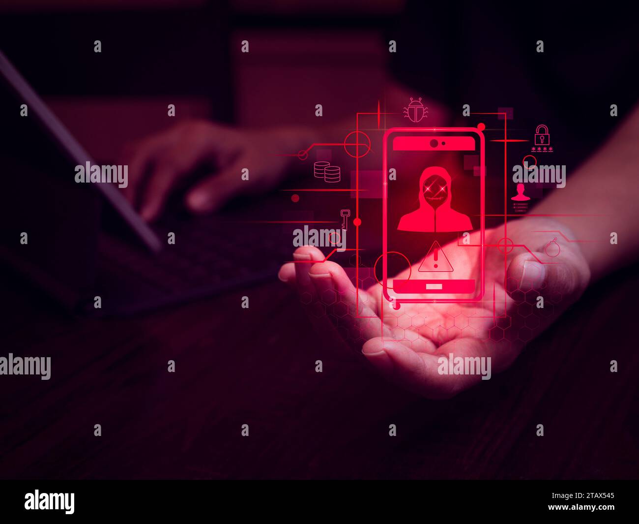 Truffa per telefoni cellulari, truffatore che ruba dati, ladro di identità digitale, dark web, frode sms di testo concetti online. Simbolo hacker sullo smartphone con personale Foto Stock