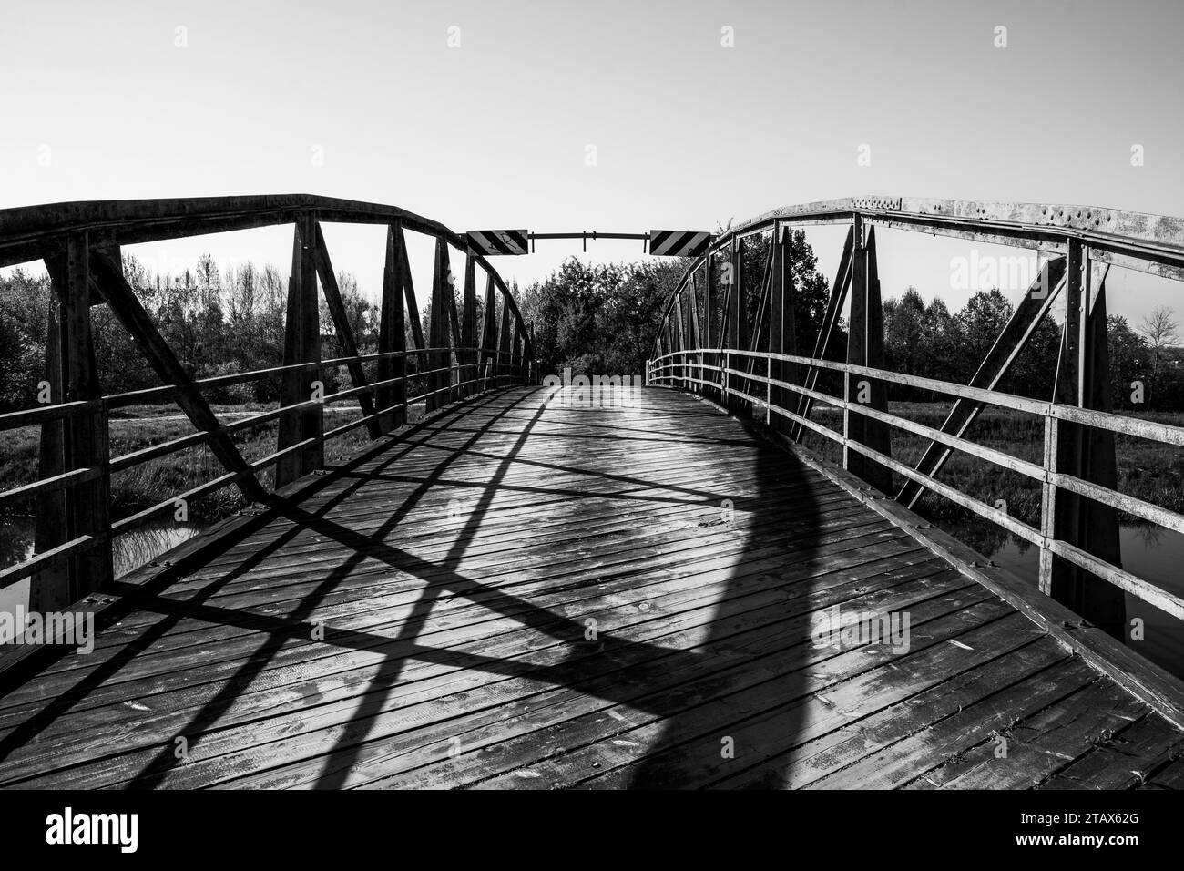 Vecchio ponte di metallo vicino a Cracovia - ver. 1) Polonia, Europa. Foto Stock