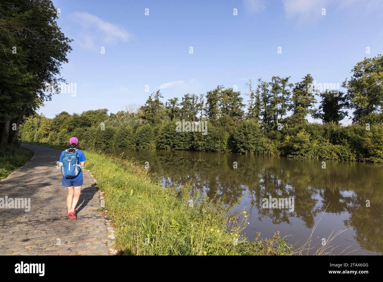 Persona che cammina lungo il sentiero sul vecchio canale da Charleroi a Bruxelles, Feluy, Wallonie, Belgio Foto Stock