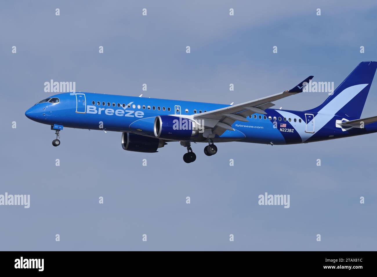 Breeze Airways Airbus A220-300 con registrazione N223BZ mostrata in avvicinamento all'aeroporto internazionale di Los Angeles (LAX). Foto Stock