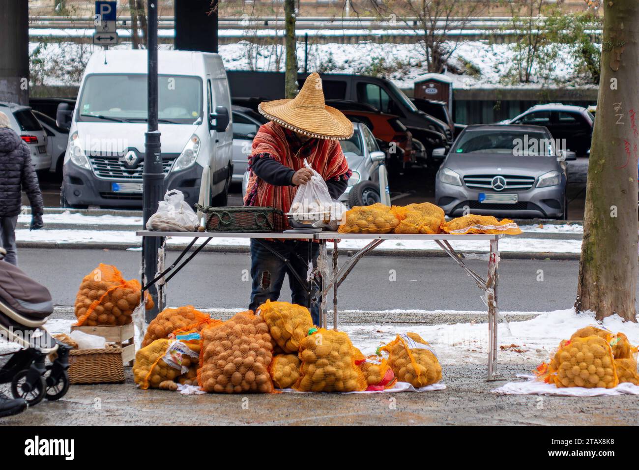 03.12.2023, Trödelmarkt am Hermann-Ehlers-Platz im Bezirk Steglitz, Verkauf von Kartoffeln *** 03 12 2023, mercato delle pulci a Hermann Ehlers Platz nel distretto di Steglitz, vendita di patate credito: Imago/Alamy Live News Foto Stock