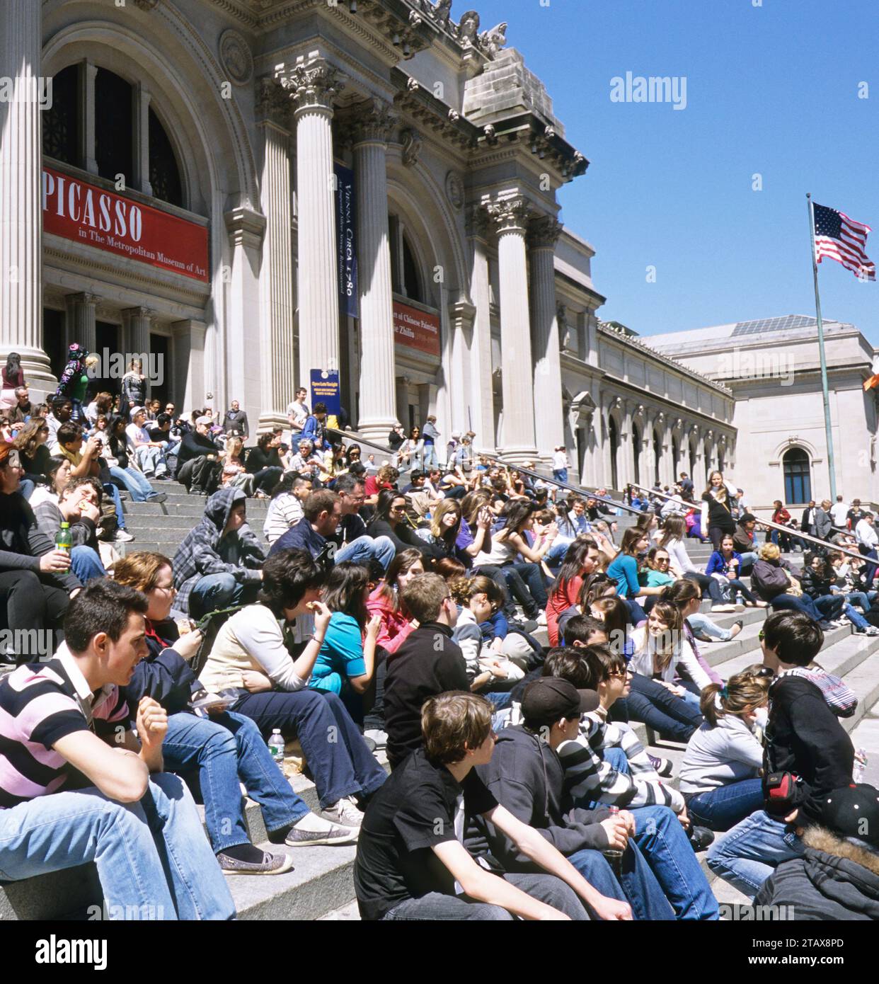 Affollate i gradini d'ingresso all'edificio esterno del Metropolitan Museum of Art in una giornata di sole a New York City, Fifth Avenue, USA Foto Stock