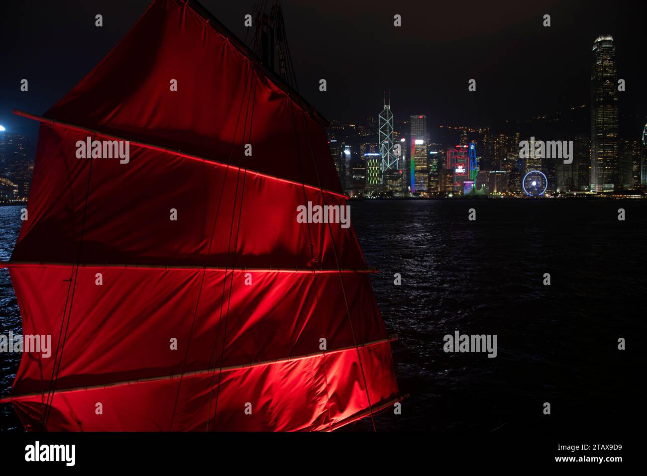 Grande vela rossa di una giunca nel porto di Hong Kong, in Cina. Foto Stock