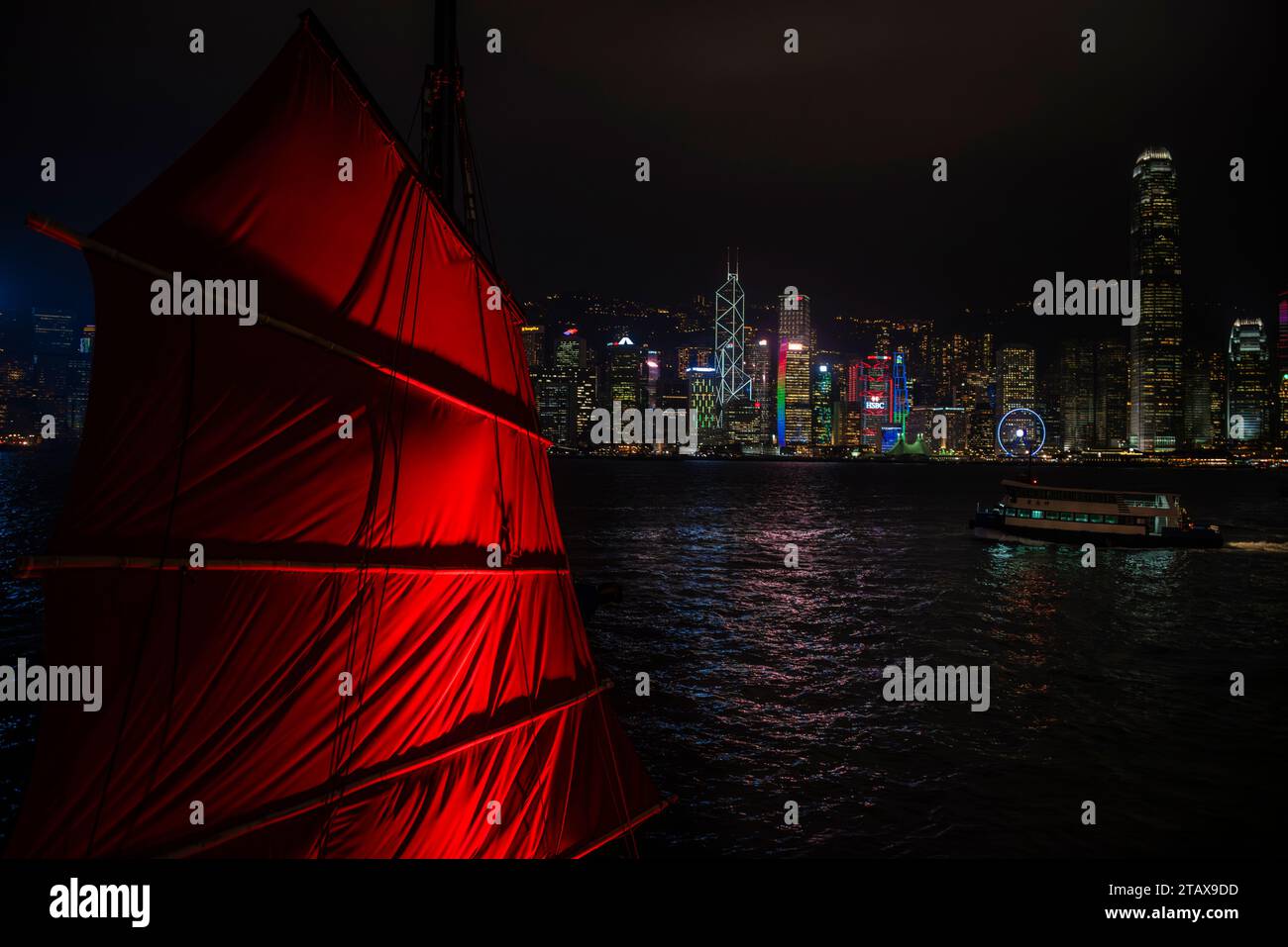 Grande vela rossa di una giunca nel porto di Hong Kong, in Cina. Foto Stock
