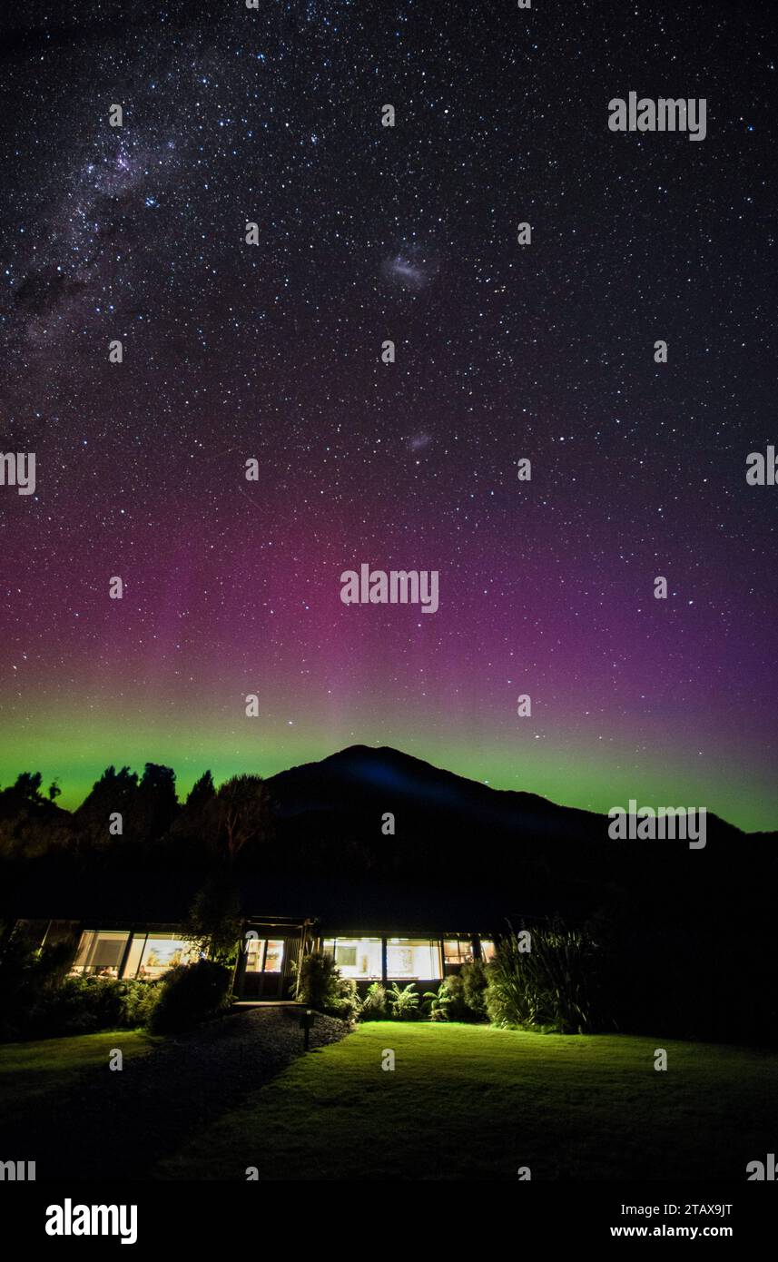Le luci del sud, Aurora Australis, a Martins Bay, Hollyford via, South Island, in Nuova Zelanda. Foto Stock