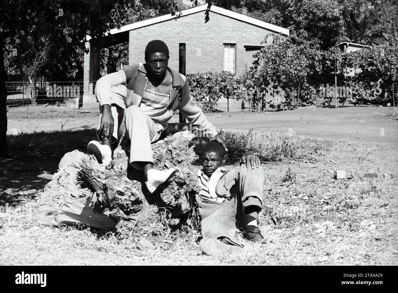 Due operai in riposo, Johannesburg Gauteng, Sudafrica, 1985. Dalla collezione - Sud Africa anni '1980 - Archivio fotografico Don Minnaar Foto Stock