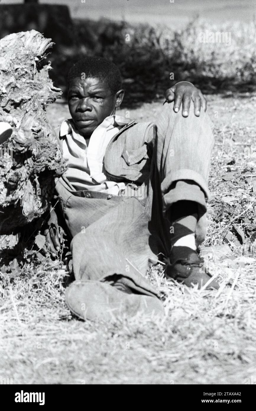 Riposo dei lavoratori, Johannesburg Gauteng, Sudafrica, 1985. Dalla collezione - Sud Africa anni '1980 - Archivio fotografico Don Minnaar Foto Stock