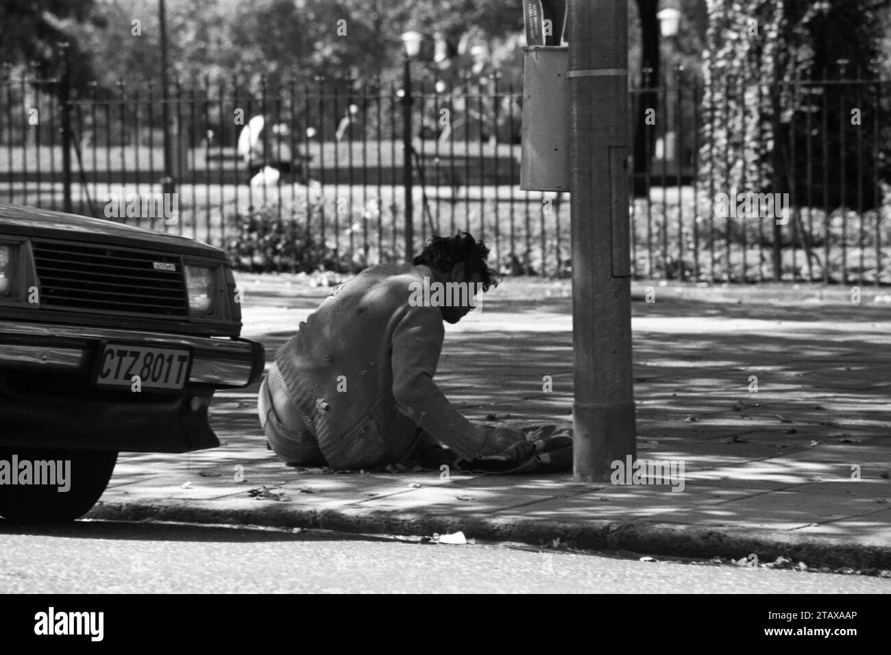 Uomo collassato ubriaco e in povertà, Johannesburg Gauteng, Sudafrica, 1985. Dalla collezione - Sud Africa anni '1980 - Archivio fotografico Don Minnaar Foto Stock
