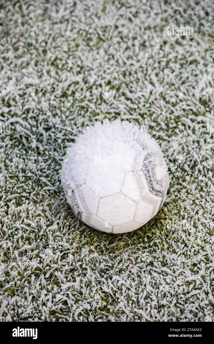 Calcio ghiacciato su un campo ghiacciato coperto di ghiaccio e ghiaccio in inverno. Foto Stock
