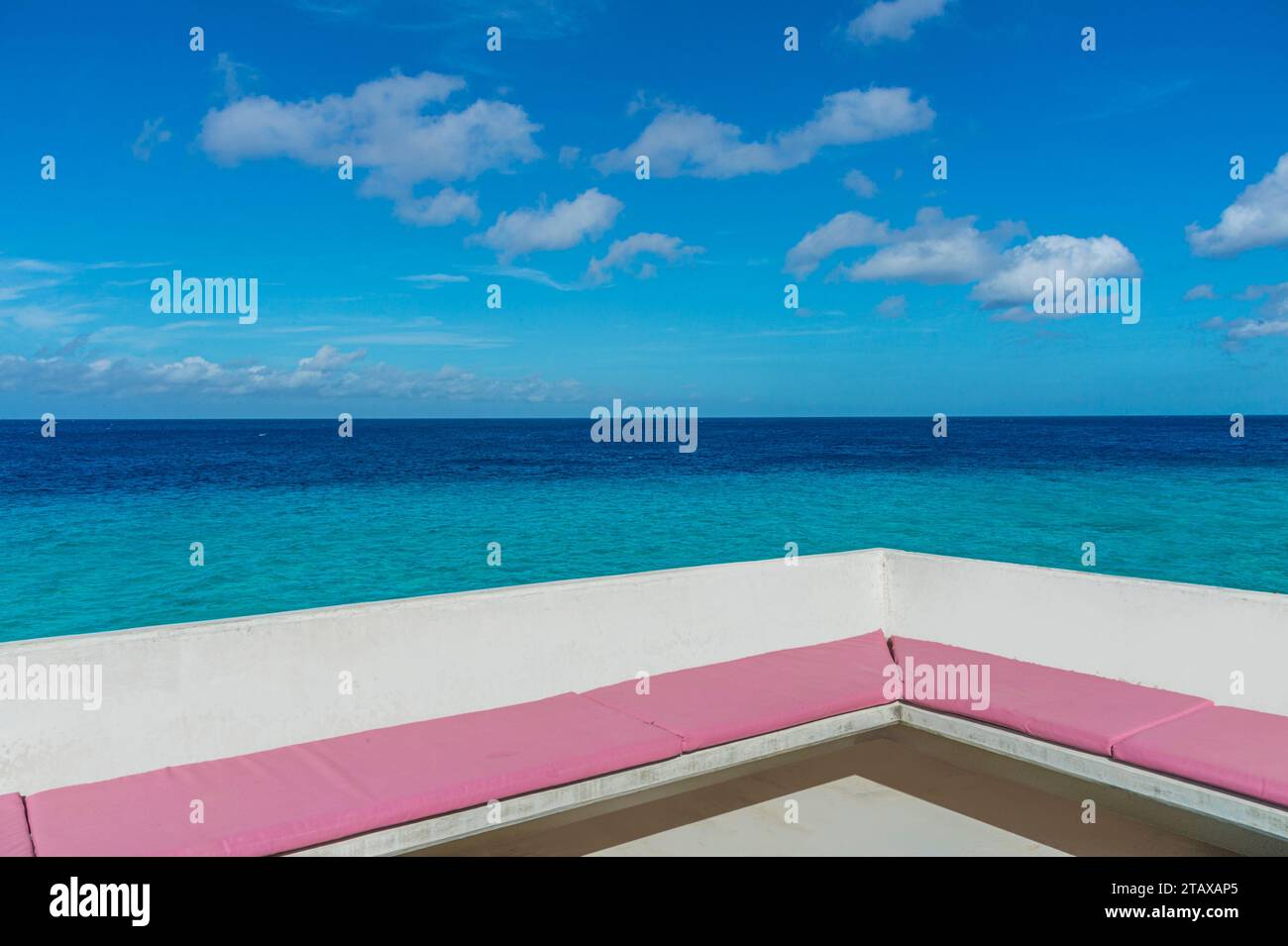 Terrazza affacciata sull'oceano caraibico, Curacao Foto Stock