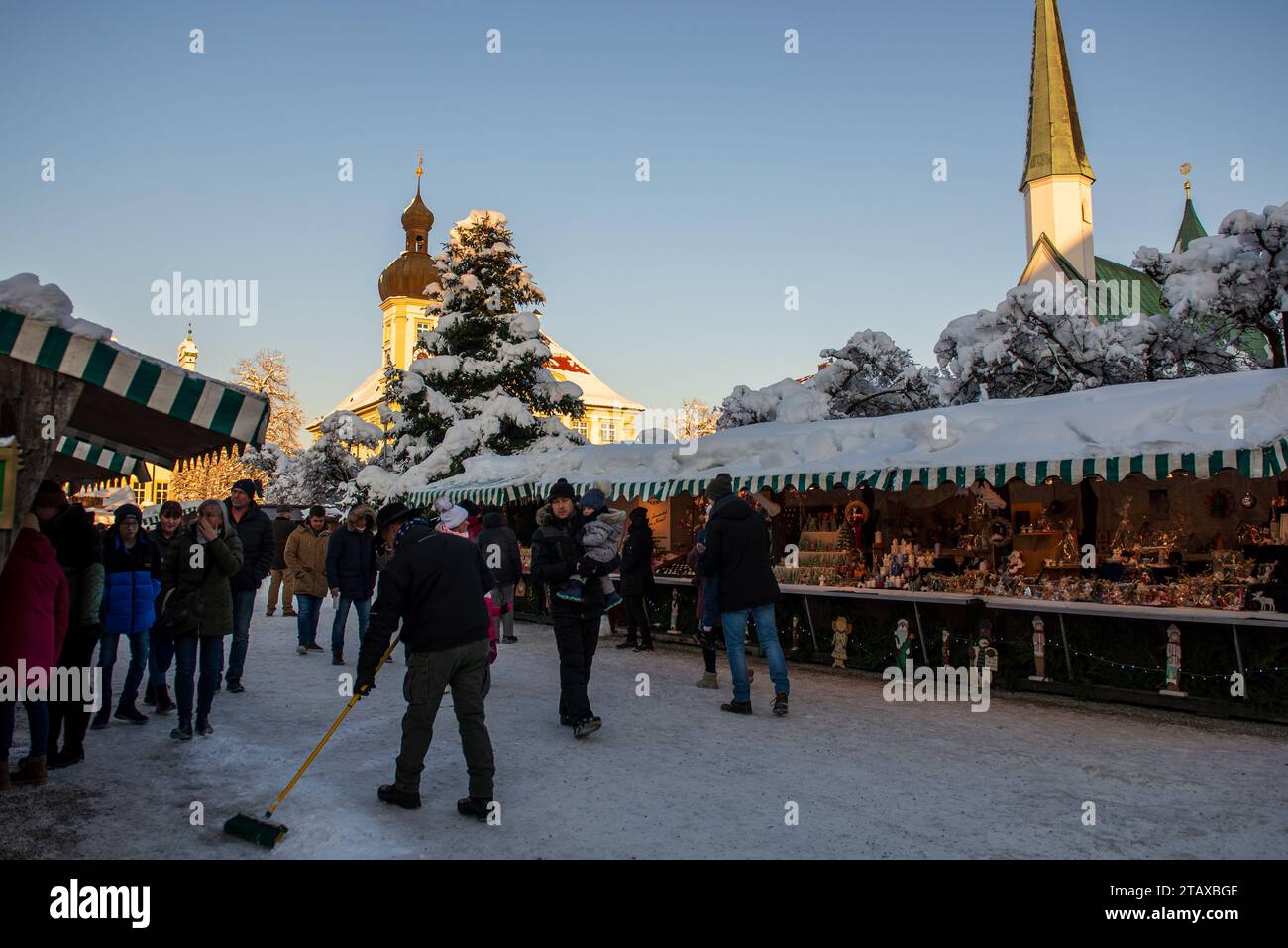 Altoetting, Germania-dicembre 3,2023: La gente cammina sul mercato di Natale locale dopo le nevicate durante il fine settimana. Foto Stock