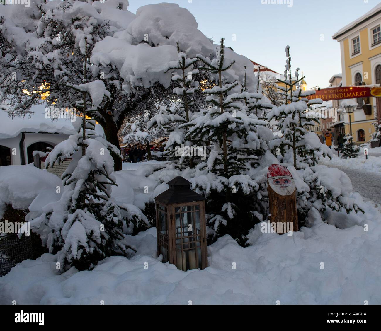 La gente cammina sul mercato di Natale locale dopo le nevicate durante il fine settimana. Foto Stock