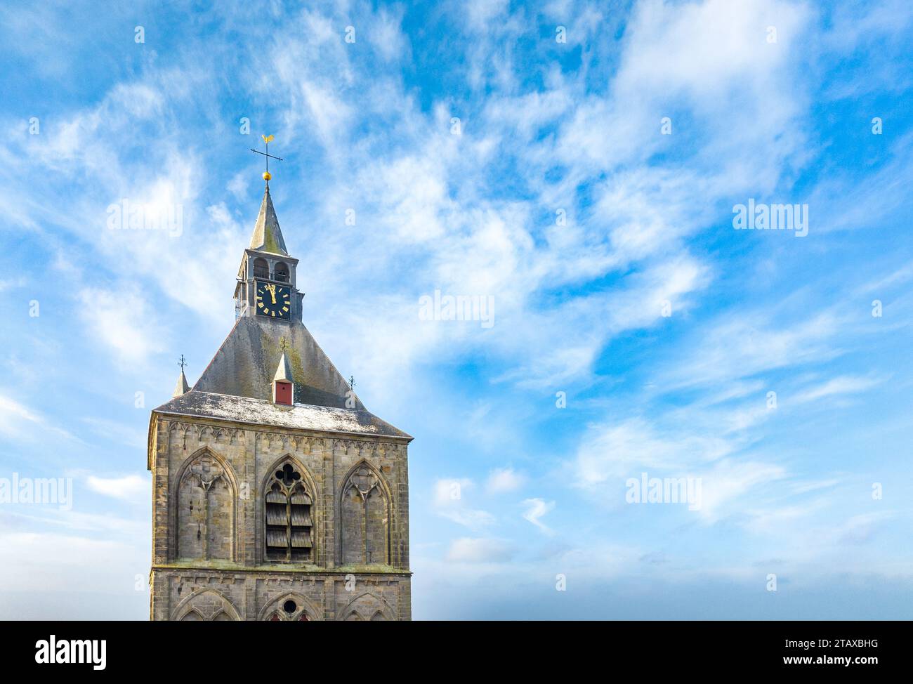 Foto aerea della torre della basilica di Plechelmus a Oldenzaal, Paesi Bassi. Foto Stock