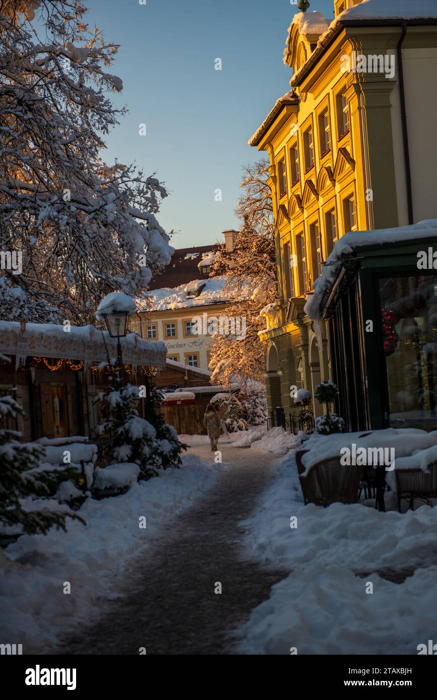 La gente cammina sul mercato di Natale locale dopo le nevicate durante il fine settimana. Foto Stock