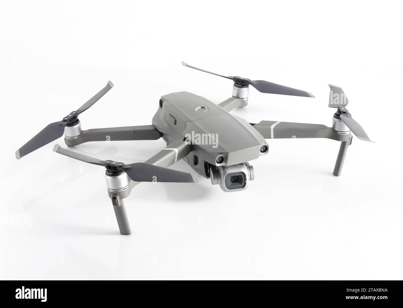 Drone aereo su sfondo bianco. Quadrocopter a controllo remoto. Foto Stock