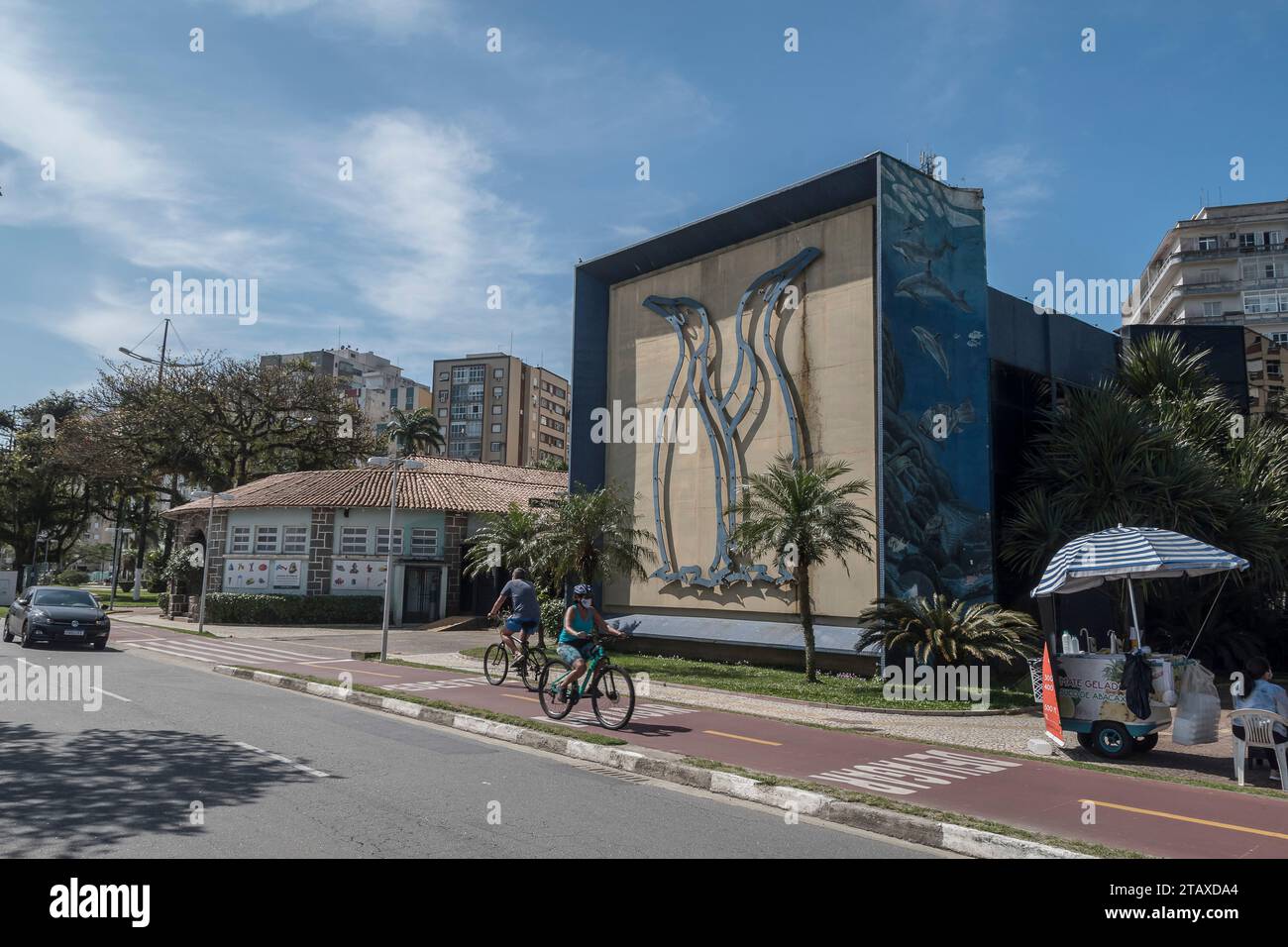 Santos, São Paolo, Brasile. Facciata laterale dell'edificio dell'acquario nella città di Santos, viale della spiaggia e pista ciclabile. Foto Stock