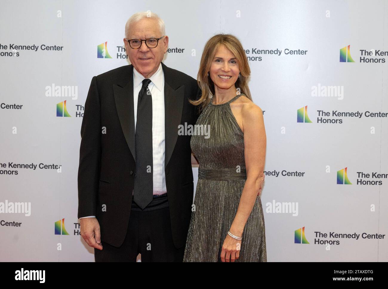 David Rubenstein e Caryn Zucker arrivano per la cerimonia Medallion in onore dei destinatari del 46th Annual Kennedy Center Honors presso il Dipartimento di Stato di Washington, DC sabato 2 dicembre 2023. I 2023 onorati sono: L'attore e comico Billy Crystal, l'acclamato soprano Renee Fleming, cantante e produttore britannico, e membro dei Bee Gees, Barry Gibb rapper, cantante e attrice Queen Latifah e cantante Dionne Warwick. Copyright: XRonxSachsx/xPoolxviaxCNPx/MediaPunchx credito: Imago/Alamy Live News Foto Stock