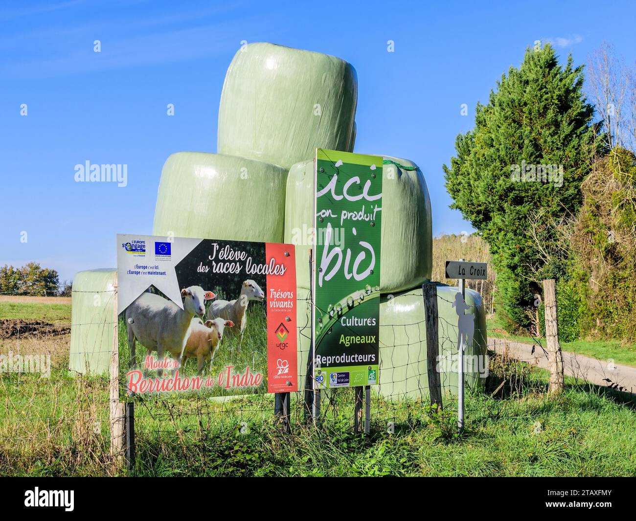 Segnaletica per i prodotti biologici dell'allevamento ovino - Bossay-sur-Claise, Indre-et-Loire (37), Francia. Foto Stock