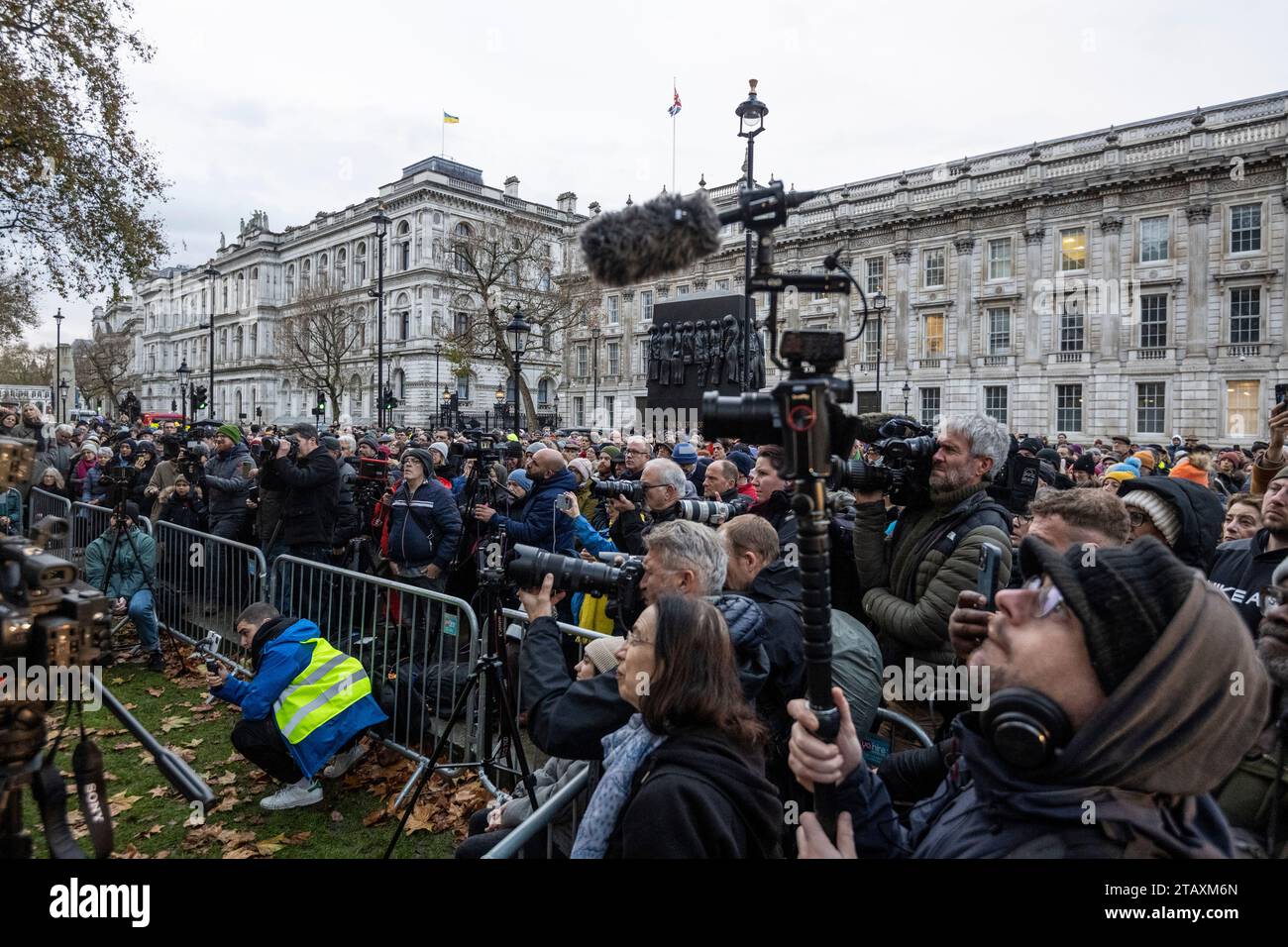 Londra, Regno Unito. 3 dicembre 2023. Le persone in una veglia “Building Bridges for Humanity” fuori Downing Street che consente loro “di parlare contro sia l’antisemitismo che l’odio musulmano” secondo gli organizzatori. In un evento sostenuto dal movimento Together for Humanity, i partecipanti includono famiglie in lutto che hanno perso i propri cari nel conflitto israeliano di Hamas. Crediti: Stephen Chung / Alamy Live News Foto Stock